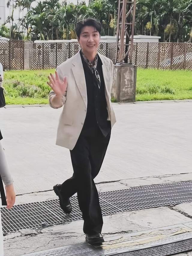 年的他被问