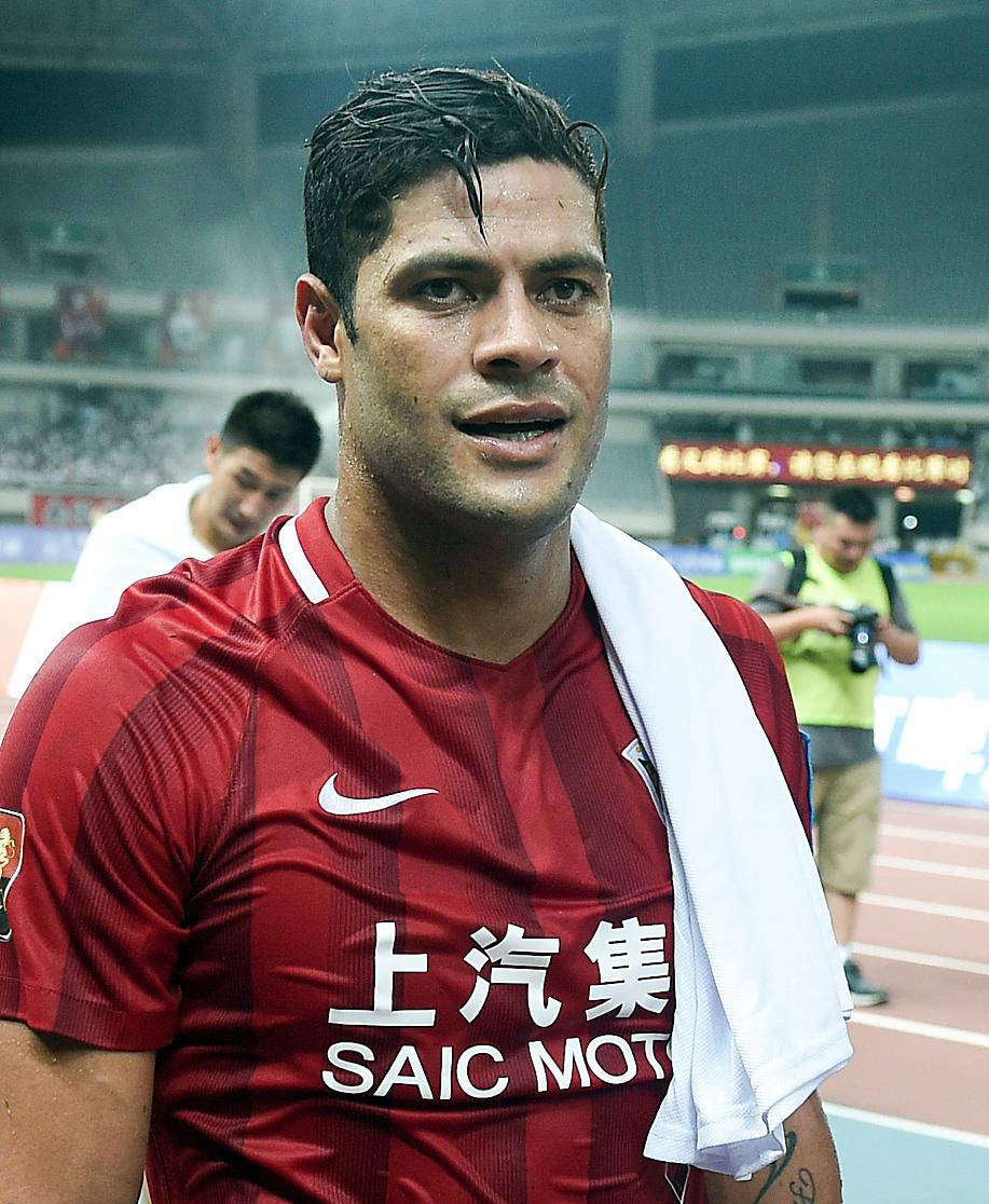 这位乌克兰, 相比之下, 队瞬间解散